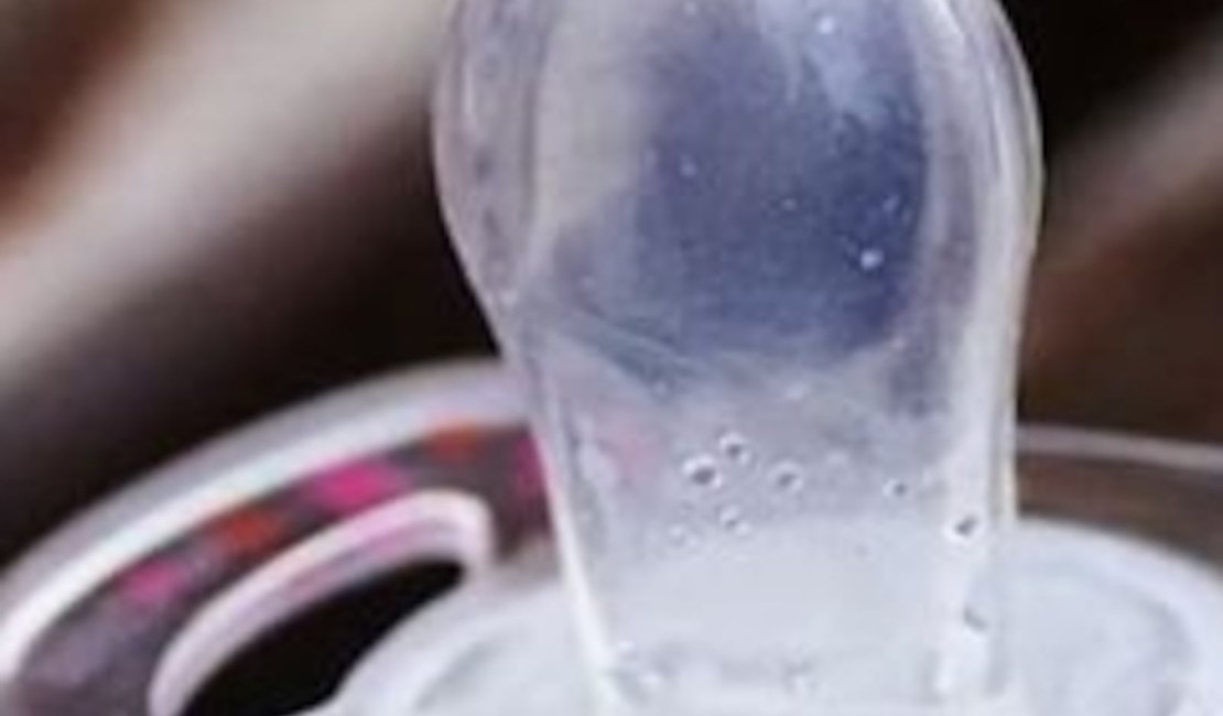 Por que as chupetas estão se tornando uma tendência entre adultos?