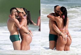 Belo e Gracyanne Barbosa trocam beijos e carinhos na praia