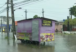 Chuva no Grande Recife: duas pessoas morrem após levar choque elétrico em avenida alagada
