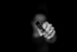 Dupla em cinquentinha aborda homem e rouba celular no bairro Batingas