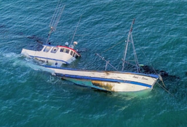 Barco pesqueiro naufraga e causa vazamento de combustível no mar de Japaratinga