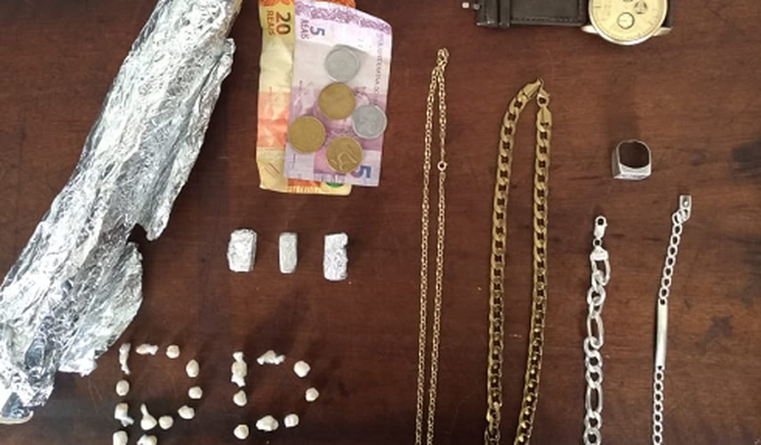 Suspeitos são encaminhados à delegacia após Rádio Patrulha localizar droga, no bairro Brasília