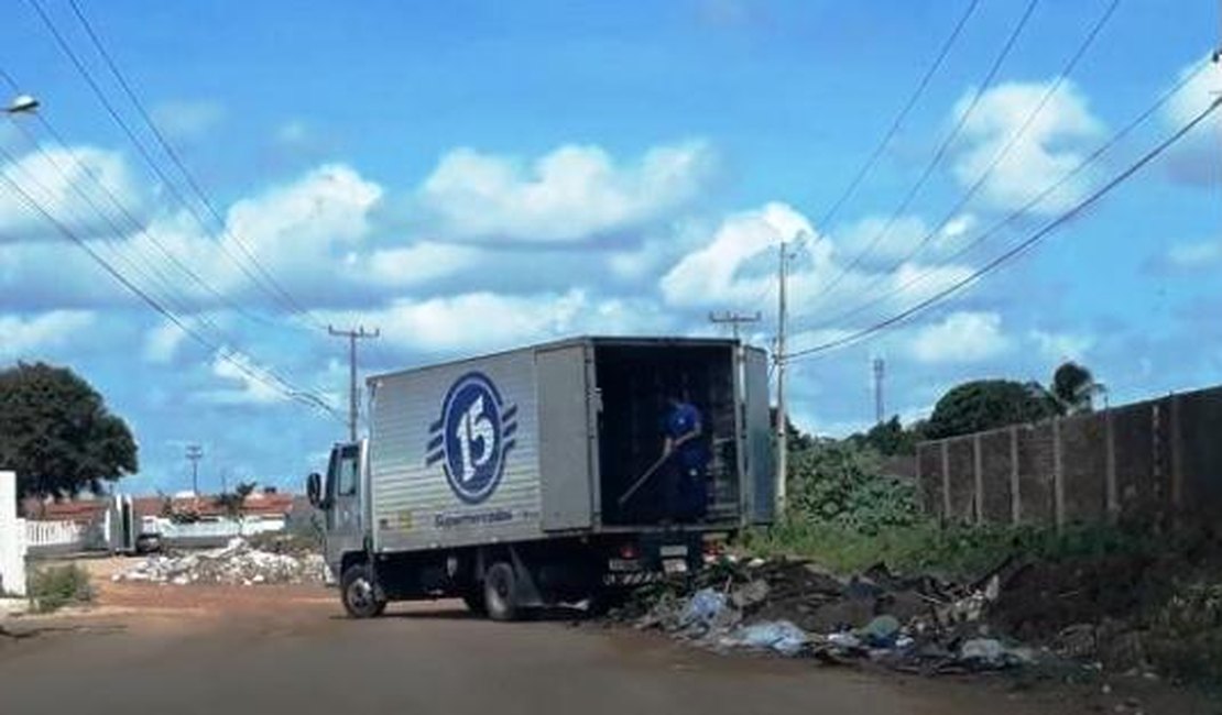 Caminhões de empresas são flagrados descartando lixo irregularmente em Arapiraca