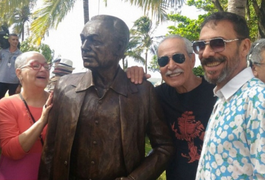 Alagoano de coração, ator Paulo Gracindo ganha escultura em Maceió