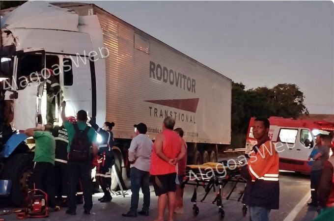 Colisão envolve duas carretas e deixa motorista preso às ferragens no interior de Alagoas