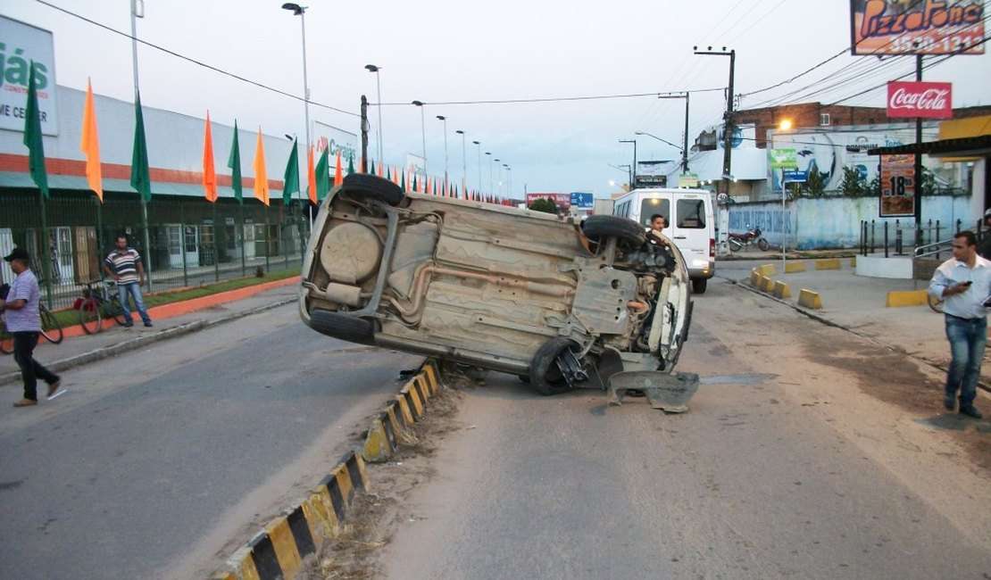 Taxi capota na madrugada desta quarta-feira (28) em Arapiraca