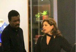 Débora Bloch é Clicada na companhia de Seu Jorge em Shopping