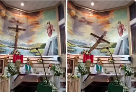 VÍDEO: Padre morre após cruz cair sobre sua cabeça durante transmissão ao vivo de uma missa no Equador