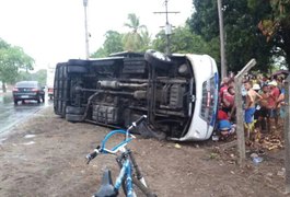 Micro-ônibus de transporte complementar perde controle e capota em Rio Largo