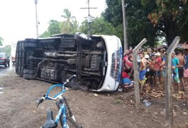 Micro-ônibus de transporte complementar perde controle e capota em Rio Largo