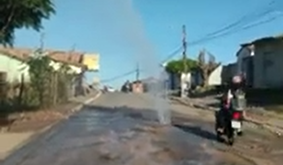 VÍDEO. Populares registram grande vazamento de água no bairro Canafístula