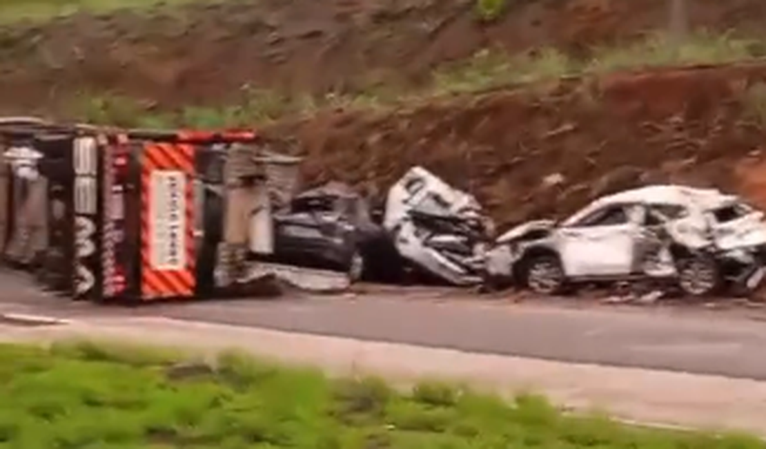 Transportando 11 carros, carreta do tipo cegonha tomba em Novo Lino e motorista fica em estado grave