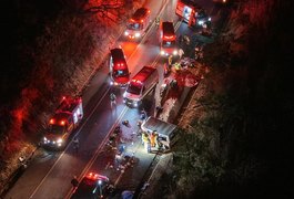Quatro pessoas morrem e 16 ficam feridas em batida entre carro e van na BR-452, em MG