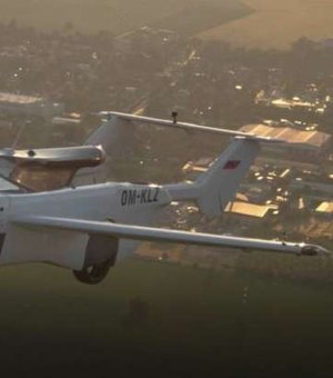 Carro voador consegue voar durante 35 minutos entre dois Aeroportos