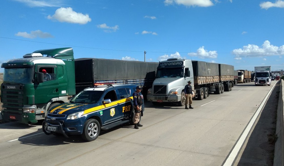 Operação da PRF flagra 170 toneladas de excesso de peso em veículos de carga, em AL