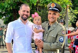 Sargento gay da PM consegue licença-paternidade inédita de 6 meses para cuidar de filha