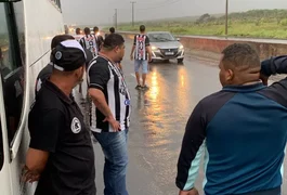 Arma de fogo e artefatos explosivos foram encontrados em ônibus com torcedores do ASA, afirma PM