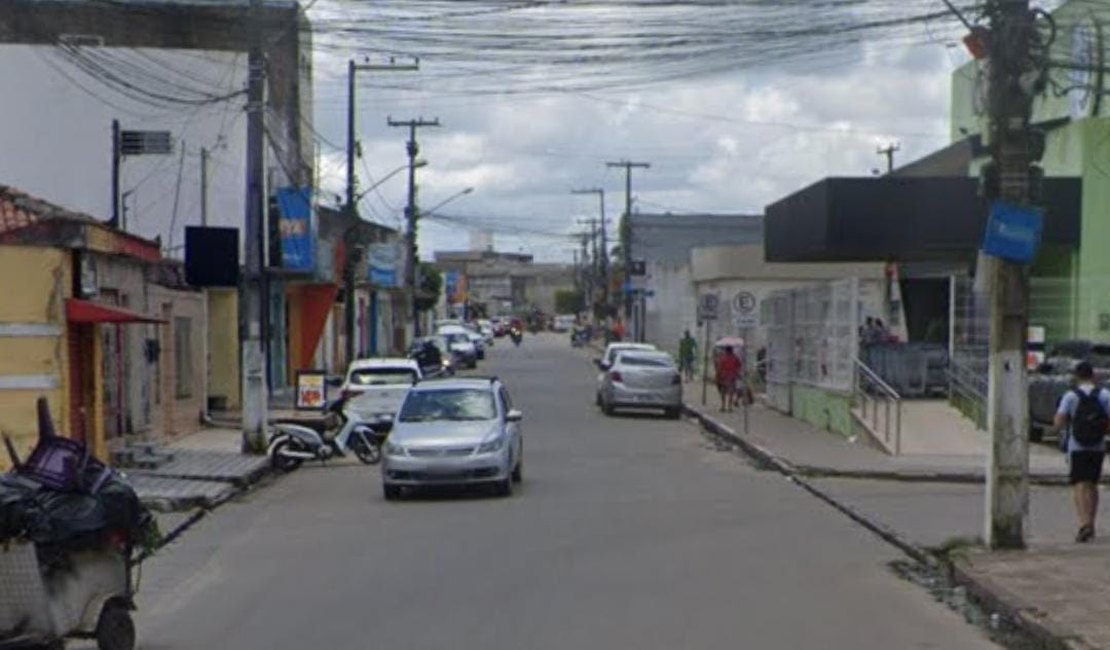 Vidraça de farmácia é arrancada durante furto no estabelecimento comercial, em Arapiraca