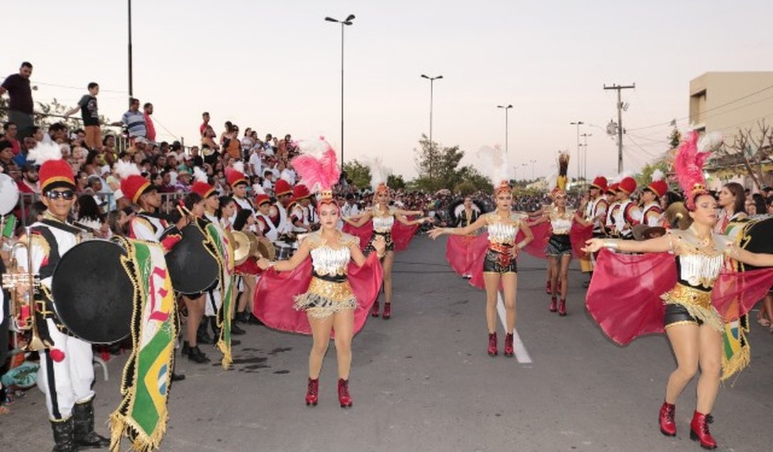 Vídeo: Tradicional desfile cívico estudantil leva centenas de pessoas ao Bosque das Arapiracas