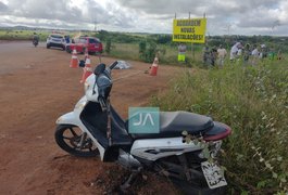 Condutor é atingido por carro e morre na AL-220, em Arapiraca; colisão também deixou um ferido