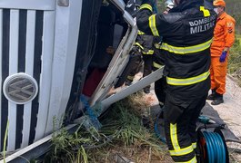 Motorista fica preso às ferragens após caminhão tombar, em Alagoas