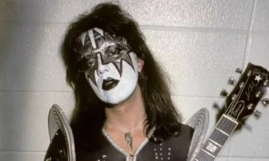 Morre guitarrista fundador da banda KISS, Ace Frehley, aos 74 anos