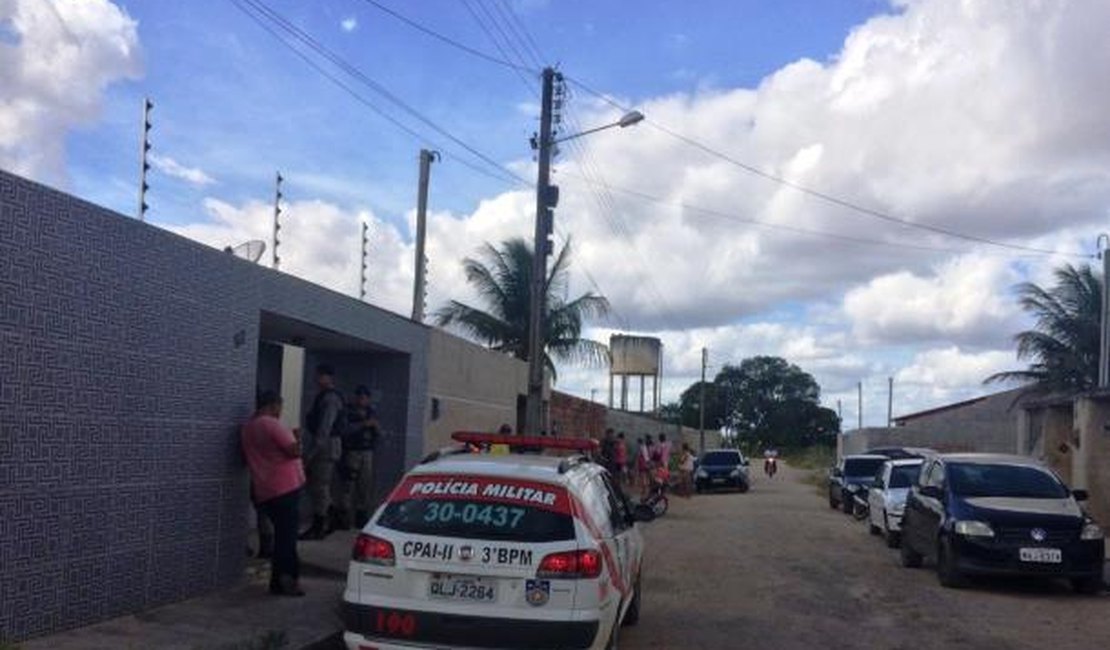 Jovem é morto a tiros dentro de casa no Sítio Furnas, zona rural do município de Arapiraca