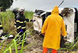Casal e filhos adolescentes saem ilesos de capotamento de caminhonete em Marechal Deodoro