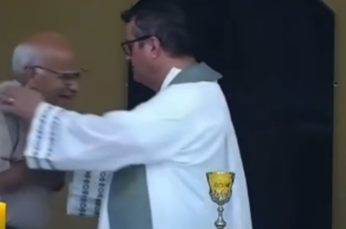 VÍDEO: Idoso surpreende padre ao abraçá-lo durante missa após saber da morte do neto em SC