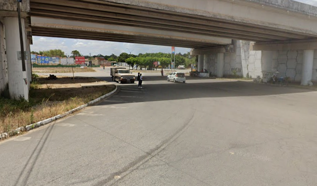 Carro capota após batida com outro veículo em São Sebastião