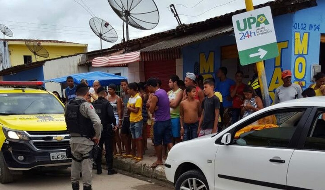 Motorista sobe em calçada e atropela uma pessoa, em São Miguel dos Campos