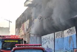 Incêndio atinge barracão de escola de samba na zona portuária do Rio
