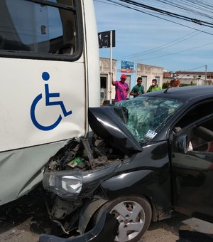 Batida envolvendo carro e ônibus deixa cinco feridos em Maceió; três vítimas eram crianças