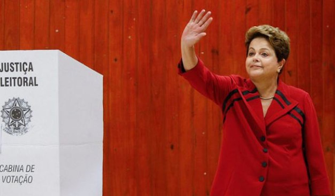 Dilma Rousseff vota em Porto Alegre ao lado do governador Tarso