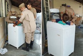 Menino fica preso em máquina de lavar roupas enquanto brincava em casa e bombeiros são acionados