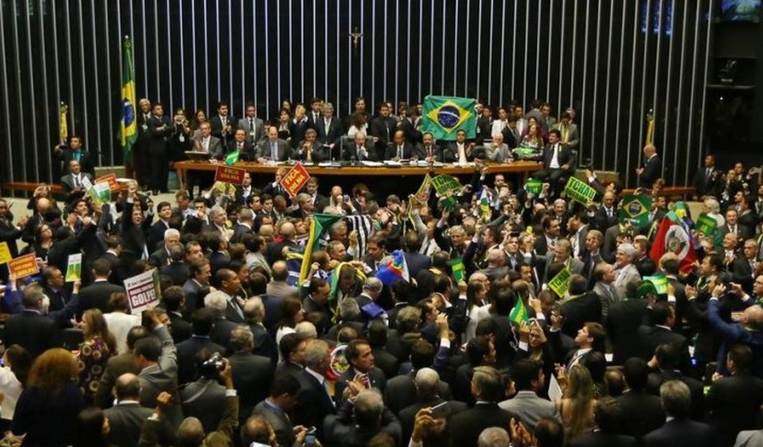 Câmara aprova abertura de impeachment de Dilma; processo segue para o Senado