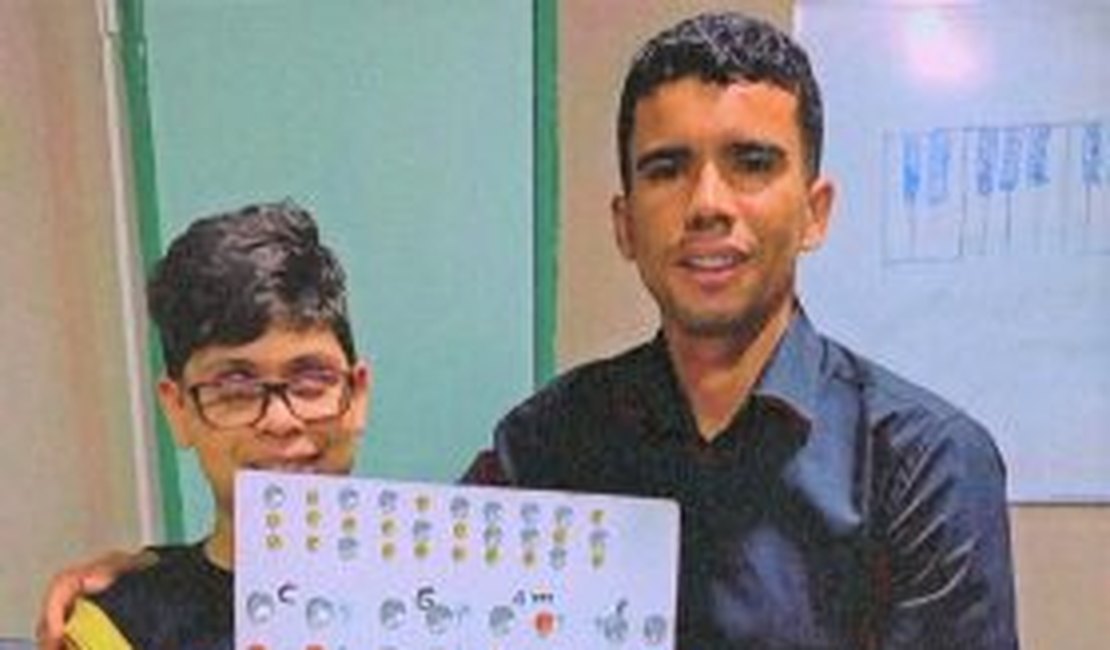 Professor da rede municipal cria instrumento e ensina piano com tábua e pedras decorativas para alunos com deficiência visual