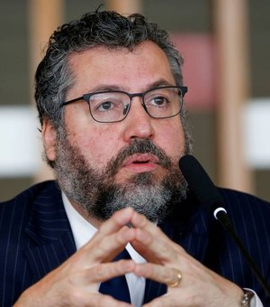 Ministro Ernesto Araújo decide pedir demissão do cargo