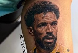 Brasileiro faz tatuagem do goleiro Vozinha, de Cabo Verde