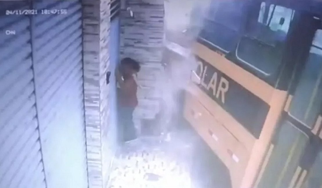 Vídeo. Mulher escapa por centímetros de ser atropelada por ônibus desgovernado