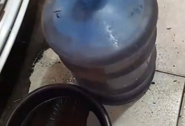 VÍDEO: Tanque com gasolina supostamente adulterada é esvaziado e homem critica posto de Arapiraca: 'Só água'