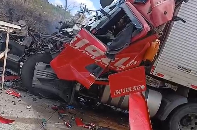Motorista morre após colisão entre carreta e caminhão em rodovia no interior de Alagoas