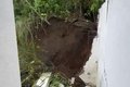VÍDEO: Dona de residência em Arapiraca teme novo deslizamento de terra após queda de muro