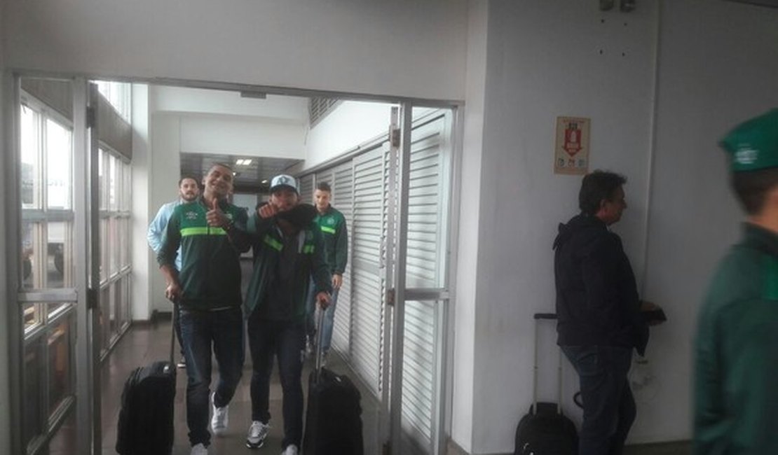 Chapecoense não consegue pousar, muda planos e desembarca em Porto Alegre