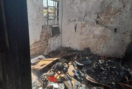 Parte de residência fica destruída após incêndio, em Maceió