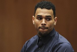 Chris Brown é preso após ameaçar mulher com arma em casa, diz site