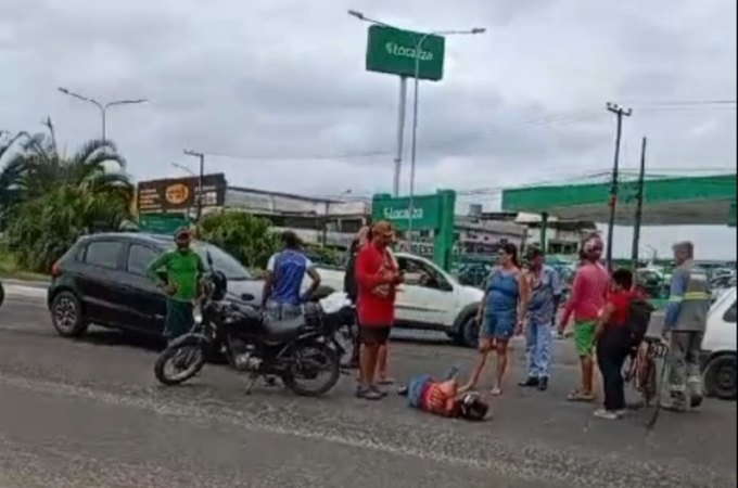 Mulher fica ferida após acidente de moto no Trevo do Divan, em Arapiraca