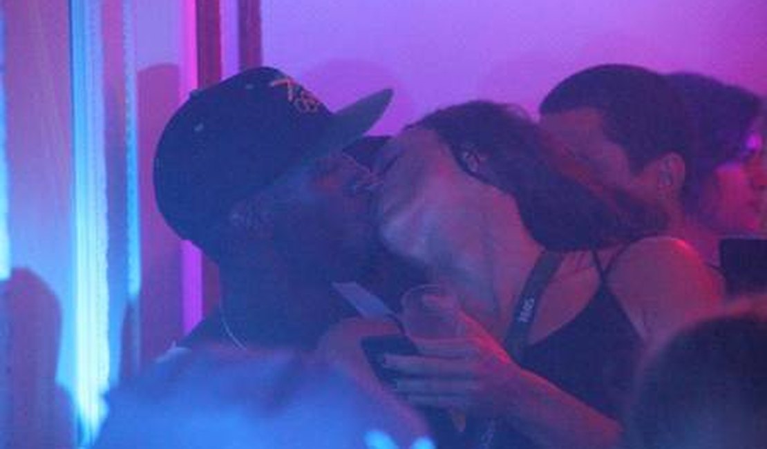 Bolt beija muito em boate na sua última noite no Rio, mas dormiu com outra