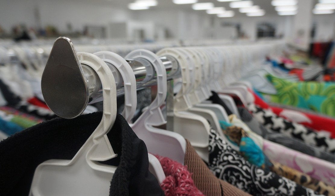Mulher é flagrada furtando peças de roupa de shopping no valor R$ 2,4 mil