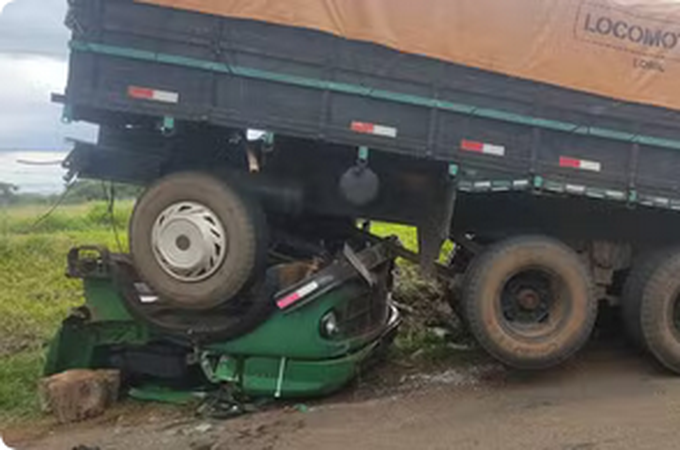 Carroceria de caminhão se solta durante viagem e esmaga cabine com motorista no Paraná; homem sobreviveu